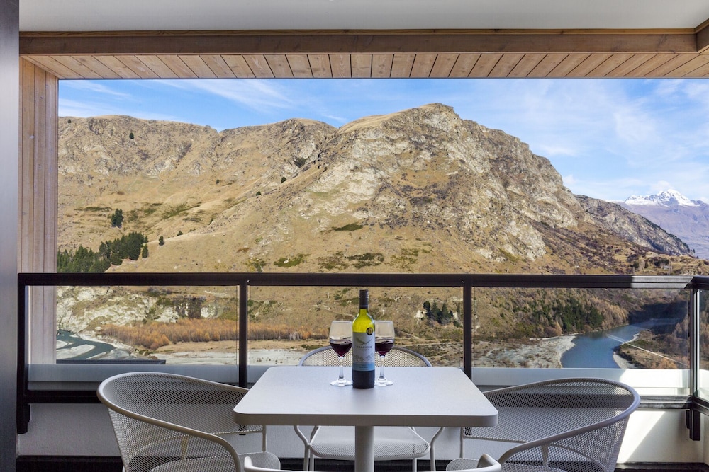 Awa Apartment — 4-Star Luxury Hotel in Queenstown, New Zealand