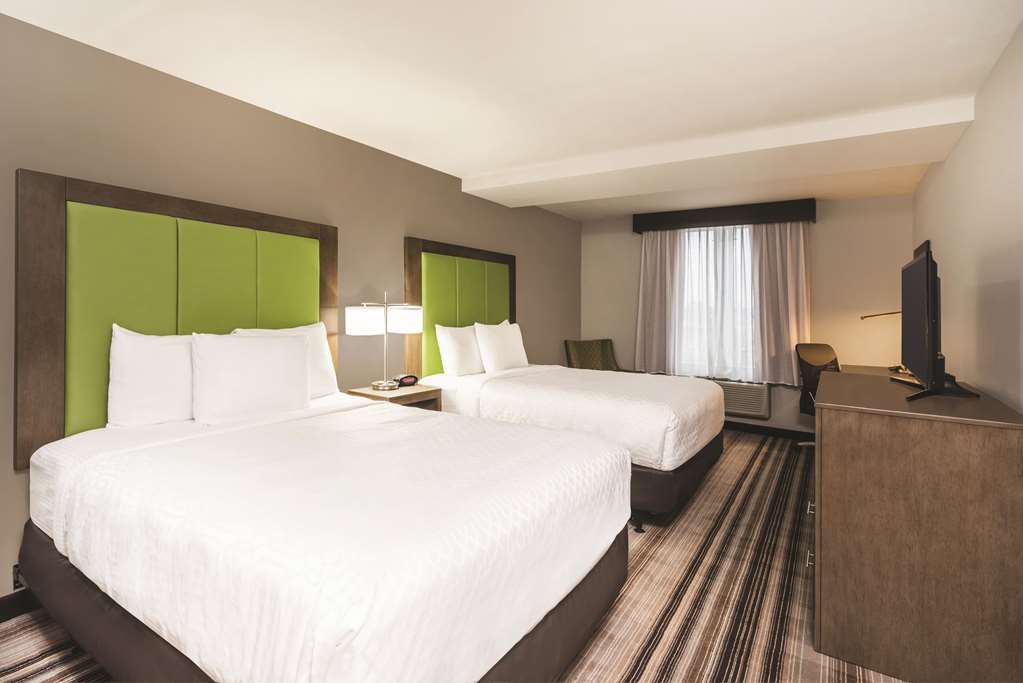 La Quinta Inn & Suites by Wyndham Brooklyn Central - photo 18
