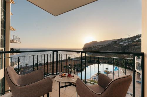 Infinity pool & Amazing Sunset Ocean View — 4-Star Luxury Hotel in Funchal, Portugal