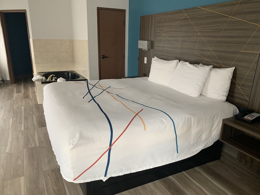 La Quinta Inn & Suites by Wyndham OKC North Quail Springs - photo 10