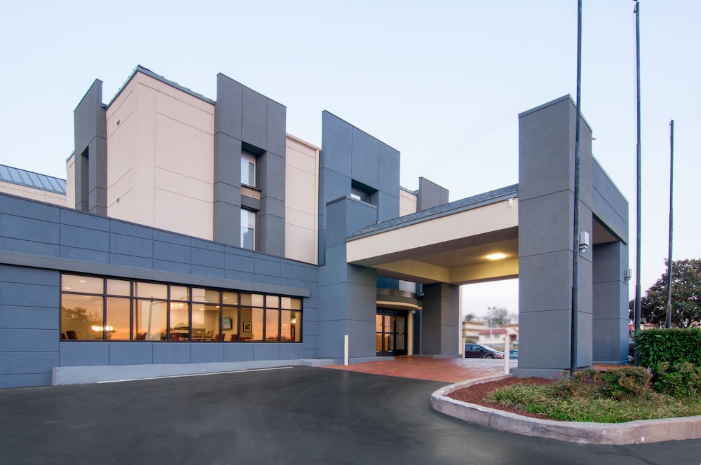 Holiday Inn Express Hotel & Suites Spence Lane by IHG - photo 29