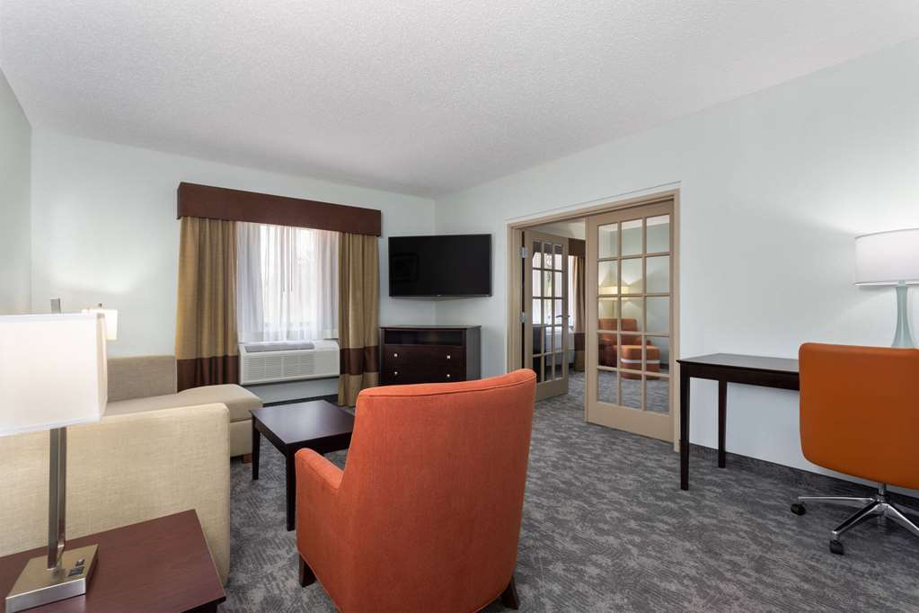 La Quinta Inn & Suites by Wyndham Bonita Springs Naples N. - photo 25