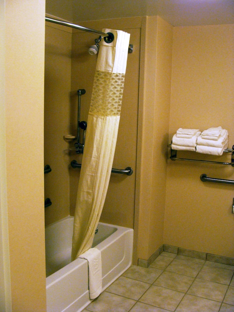 Hampton Inn Calera - photo 13