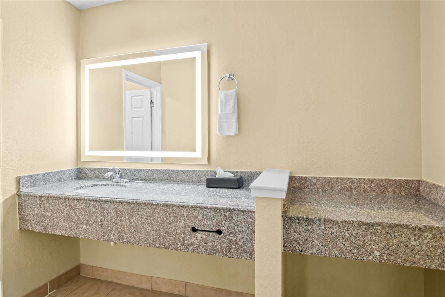 Days Inn by Wyndham Lafayette Near Lafayette Airport - photo 18