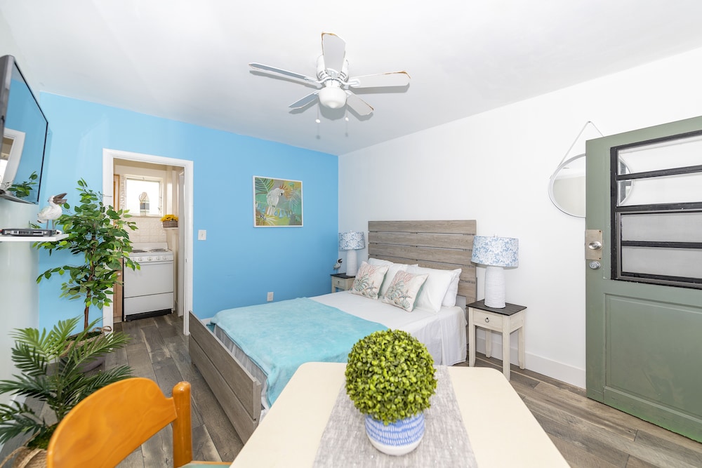 Tropic Isle Hotel and Apartment - photo 4
