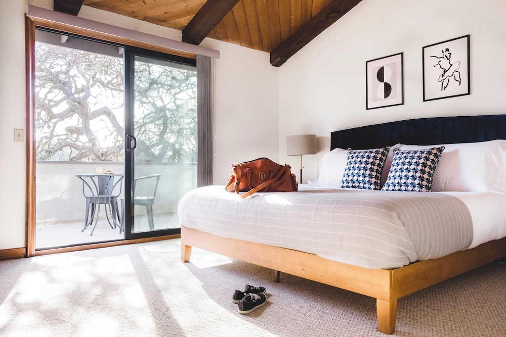 Cathedral by Avantstay Charming Secluded Estate w Sauna Pool Table & Views of the Rolling Hills - photo 37