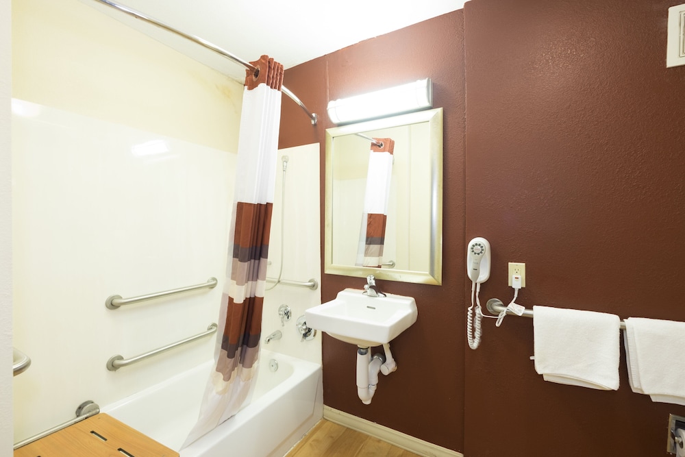 Red Roof Inn Cincinnati Sharonville - photo 20