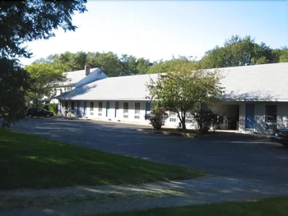 Captains Quarters Motel & Conference Center - photo 40