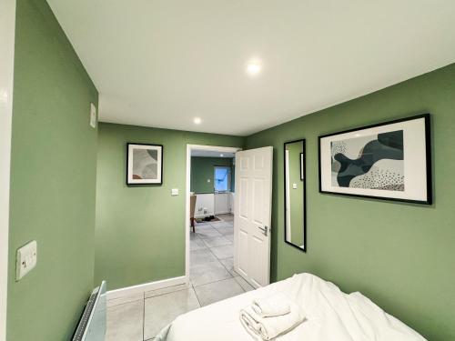 5 Minute Walk To Reading Station