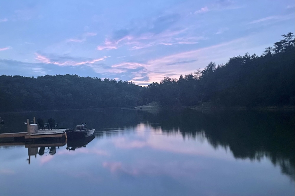 Lakefront Sevierville Cabin with Hot Tub and Fire Pit — 4-Star Luxury Hotel in Sevierville, United States