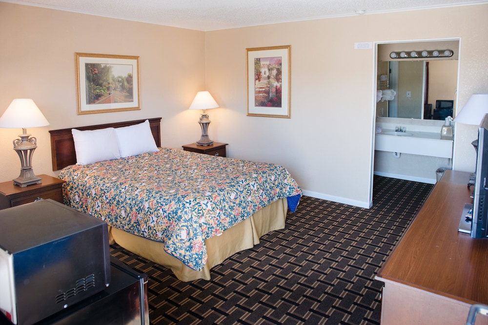 Grand View Plaza Inn & Suites - photo 32