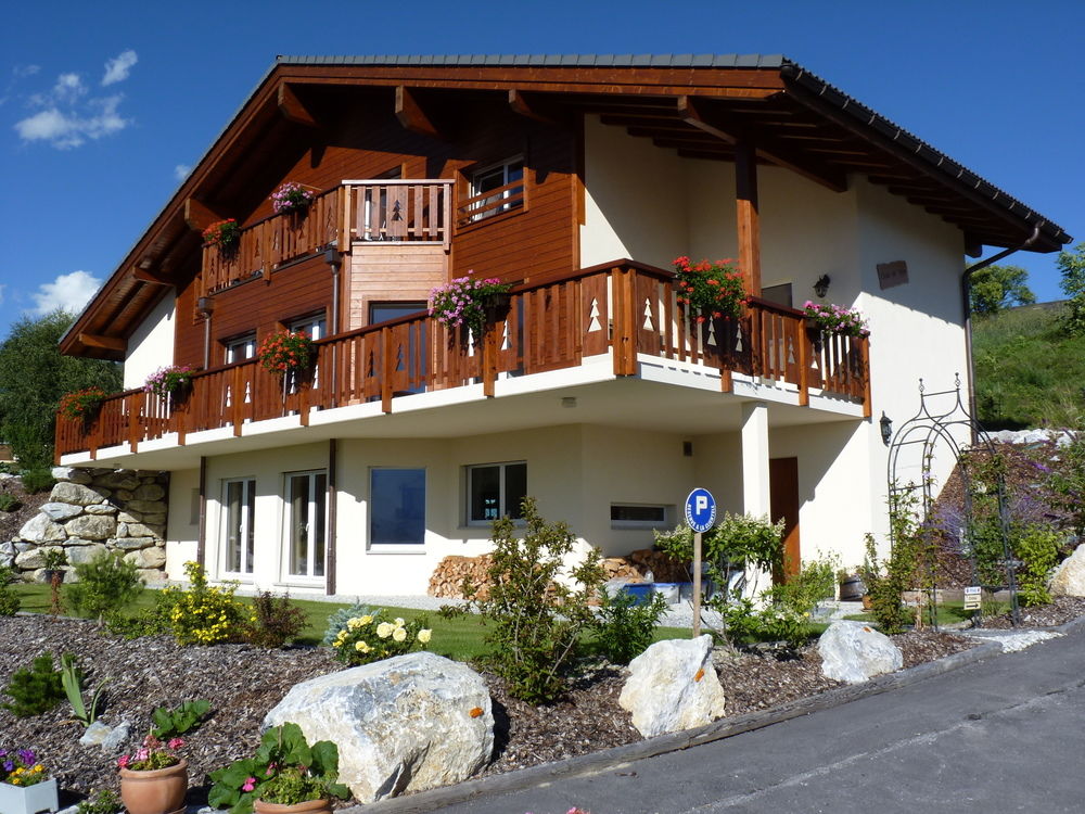 Chalet des Alpes — 4-Star Luxury Hotel in Lens, Switzerland