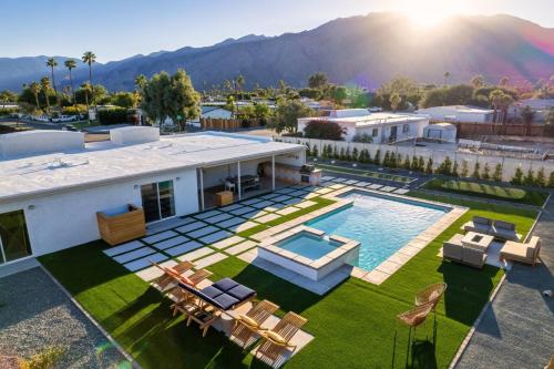 Sunny Vista Pool And Spa Home With Mountain Views — 4-Star Luxury Hotel in Palm Springs, United States