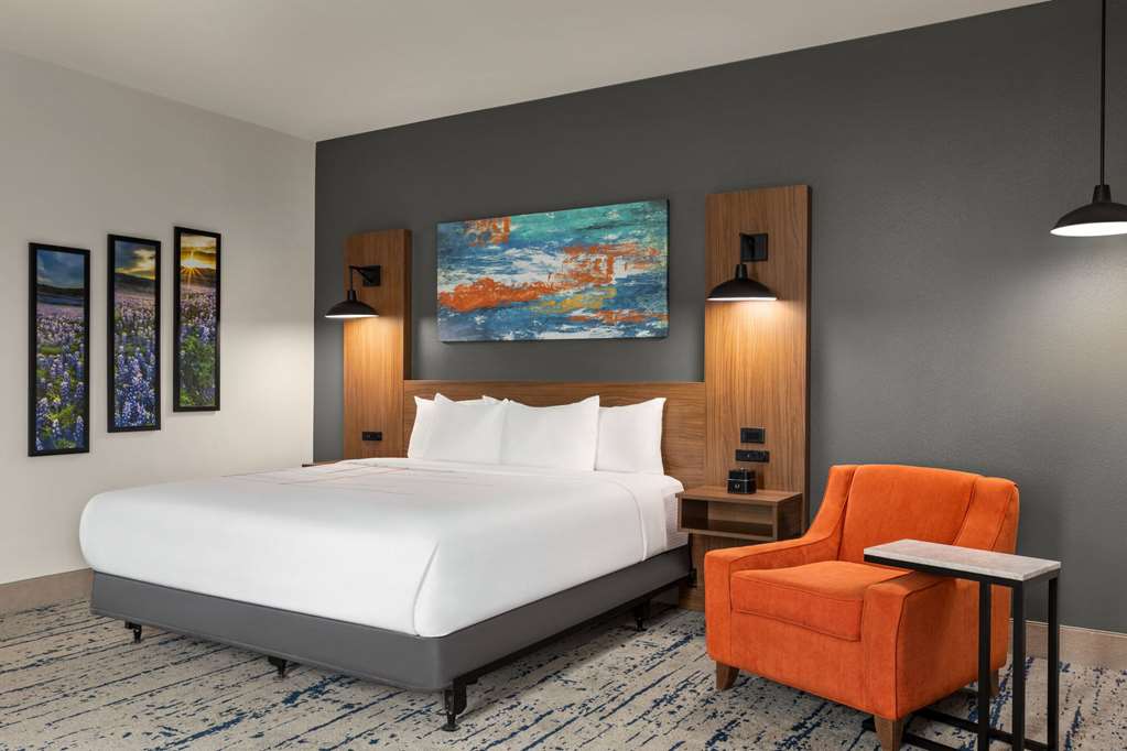 La Quinta Inn & Suites by Wyndham Austin South - photo 15