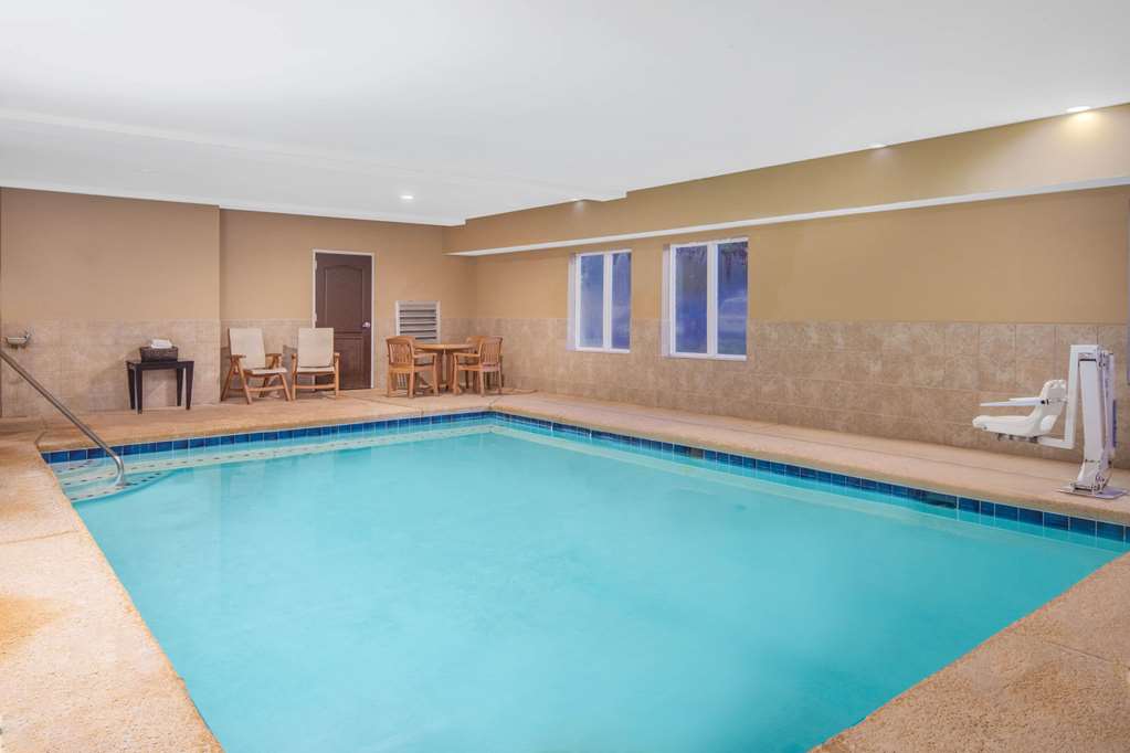 La Quinta Inn & Suites by Wyndham Atlanta Union City - photo 13