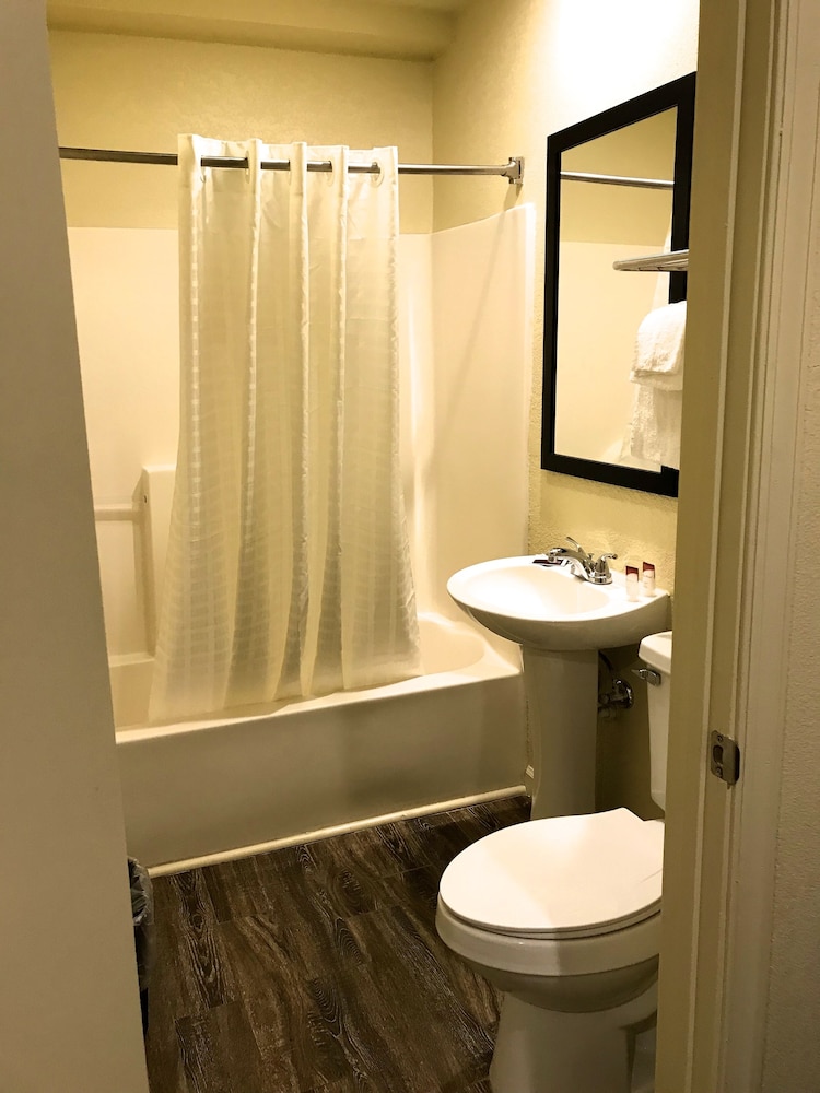 Whistling Pines Daily & Extended Stay Elizabeth City - photo 16