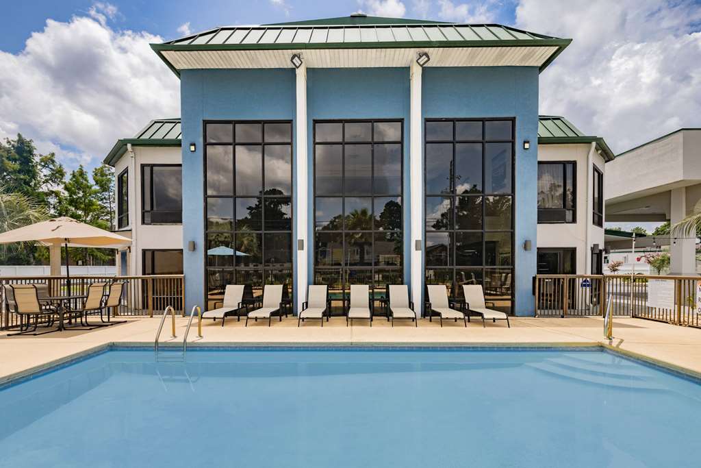 Days Inn & Suites by Wyndham Savannah Midtown - photo 9