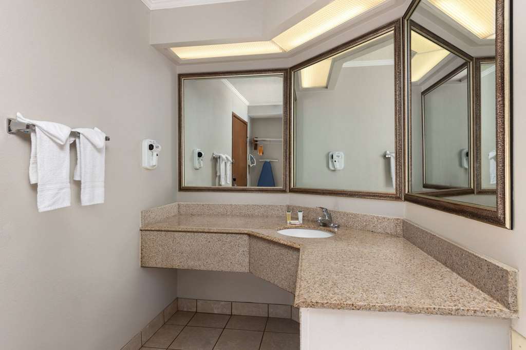 Days Inn & Suites by Wyndham Kansas City South - photo 28