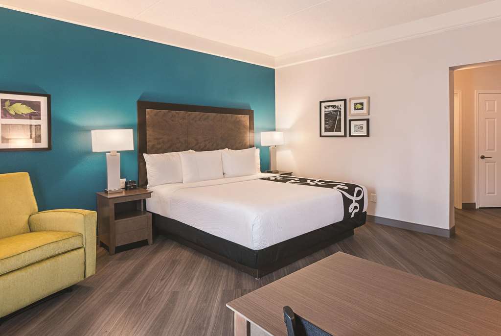 La Quinta Inn & Suites by Wyndham Orlando UCF - photo 18