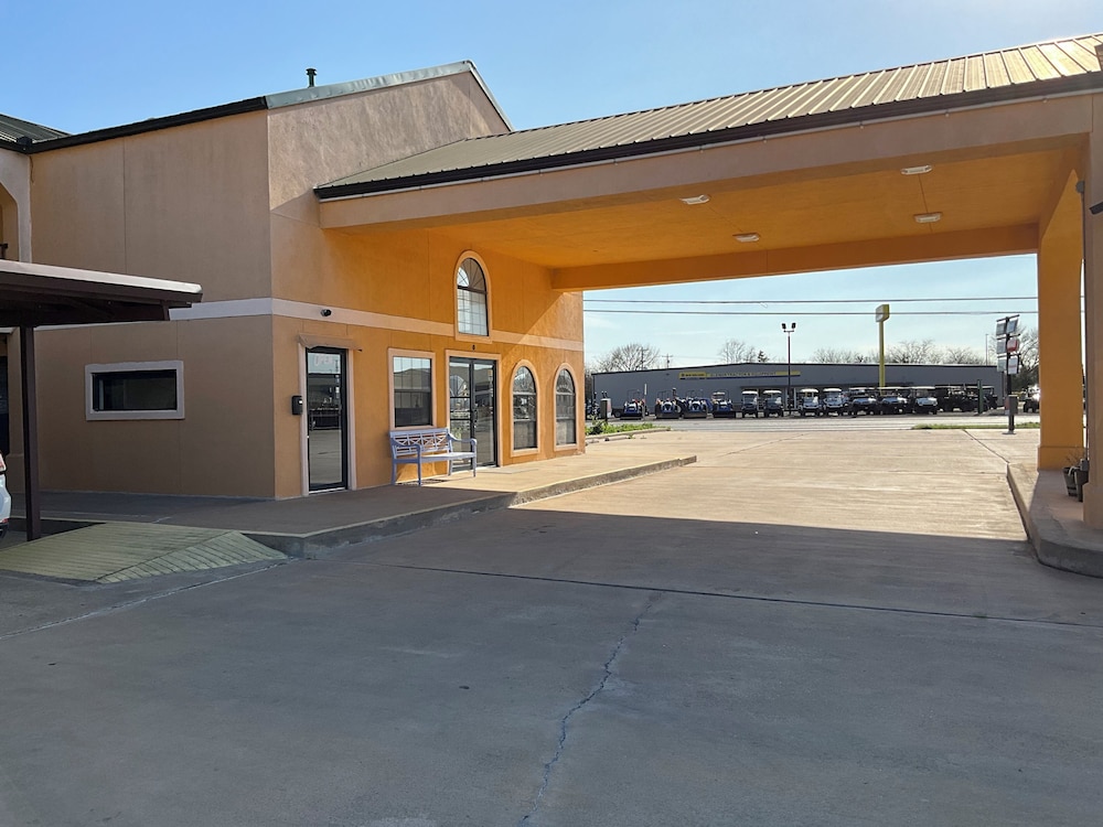 Executive Inn & Suites - photo 33