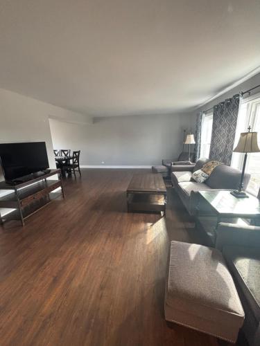 Arlington Heights 5bd 3bth sleeps 14 with driveway parking — hotel in Arlington Heights