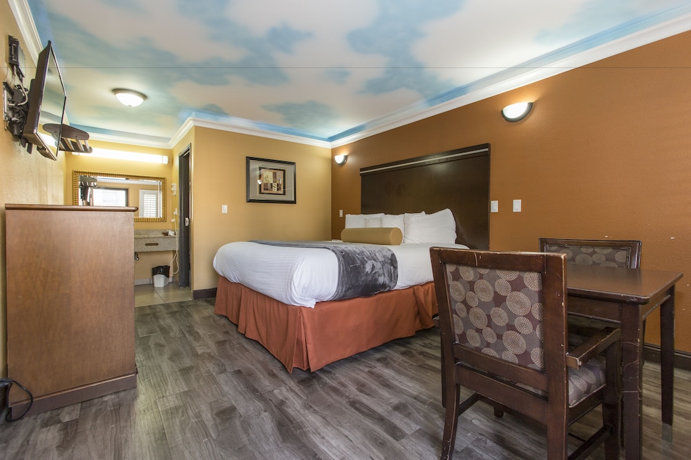 Hollywood Palms Inn and Suites - photo 7