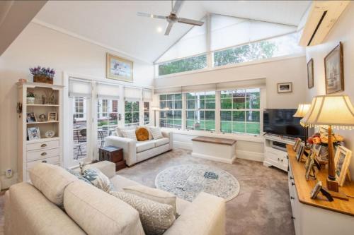 Botanical gardens retreat in Albury, Australia