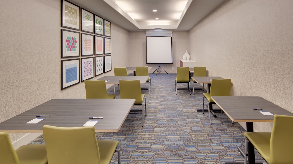 Holiday Inn Express & Suites Dinuba West by IHG - photo 35
