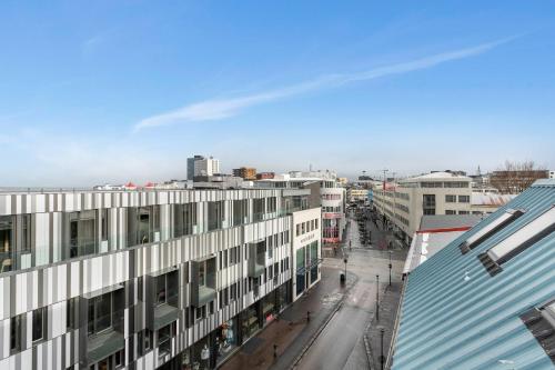 Rooftop Balcony AMZ view LRG 2 BR Free Parking