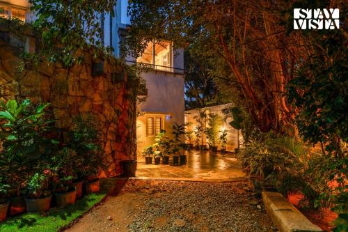StayVista at The Lakeshore with Lake View WiFi Garden — 4-Star Luxury Hotel in Bengaluru, India