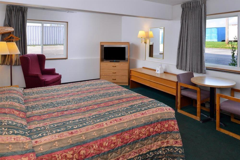 Americas Best Value Inn Walcott Davenport - photo 11
