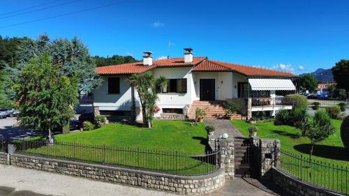 Villa Fiorita a Puegnago BGL — 4-Star Luxury Hotel in Raffa, Italy