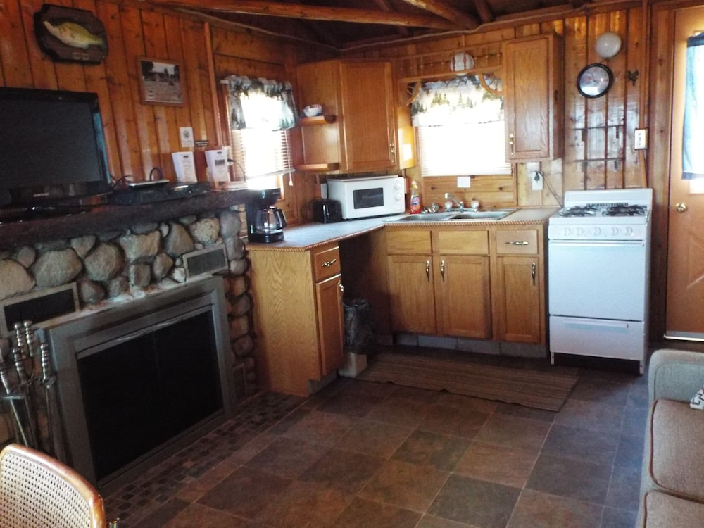 Crooked Lake Resort Cabin 4 - photo 7