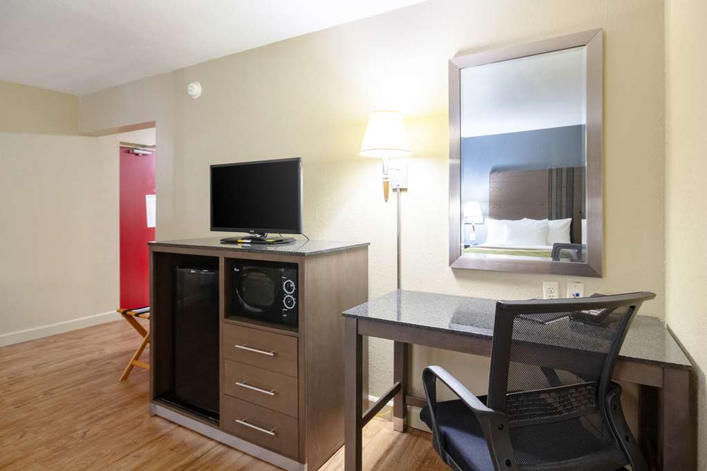 Econo Lodge Inn & Suites I 35 at Shawnee Mission - photo 41