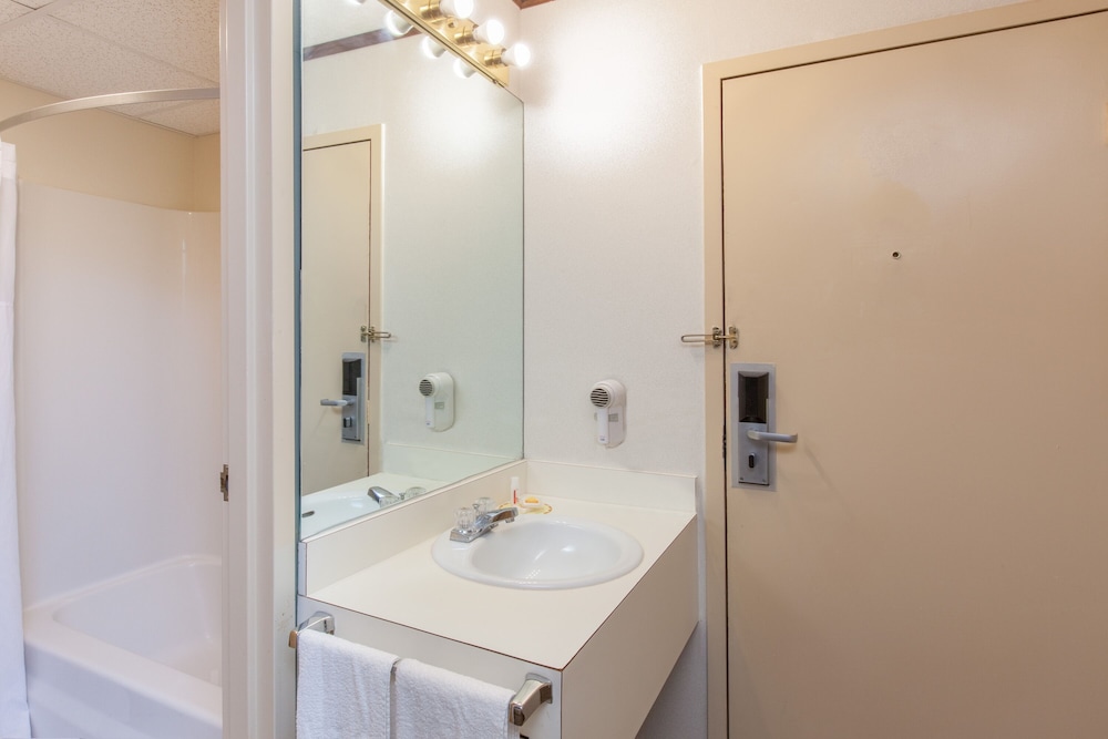 Schenectady Inn & Suites - photo 12