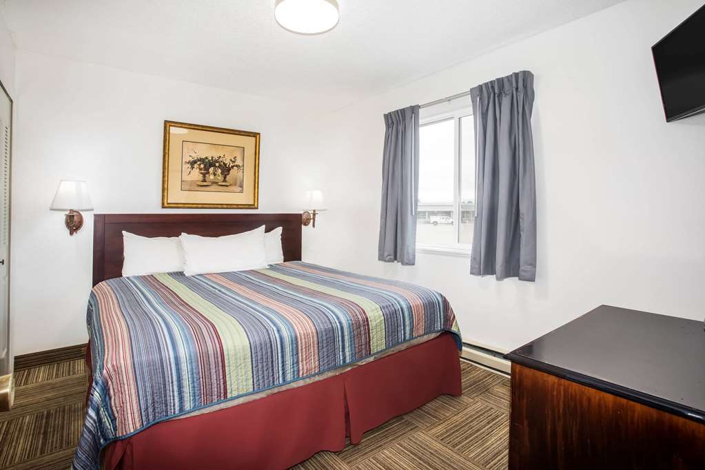Travelodge by Wyndham Colorado Springs Airport Peterson SFB - photo 12