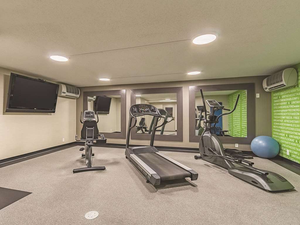 La Quinta Inn & Suites by Wyndham Cleveland Airport West - photo 13