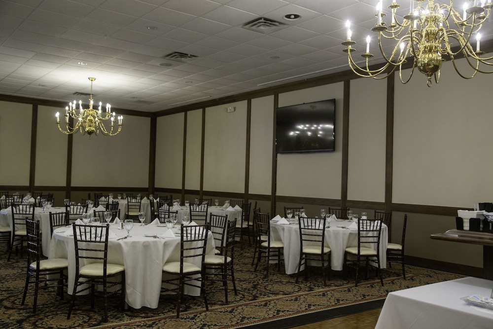 The Stables Inn and Suites - photo 36