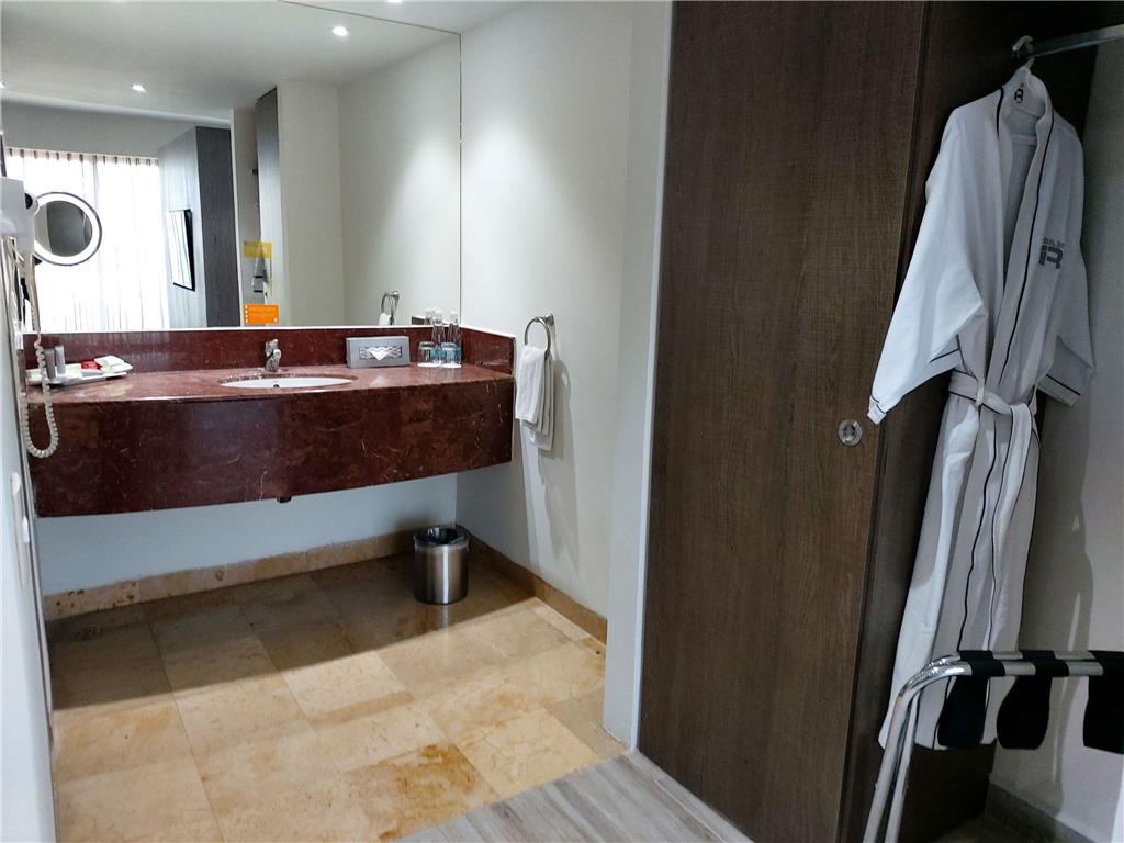 Junior Suite bathroom