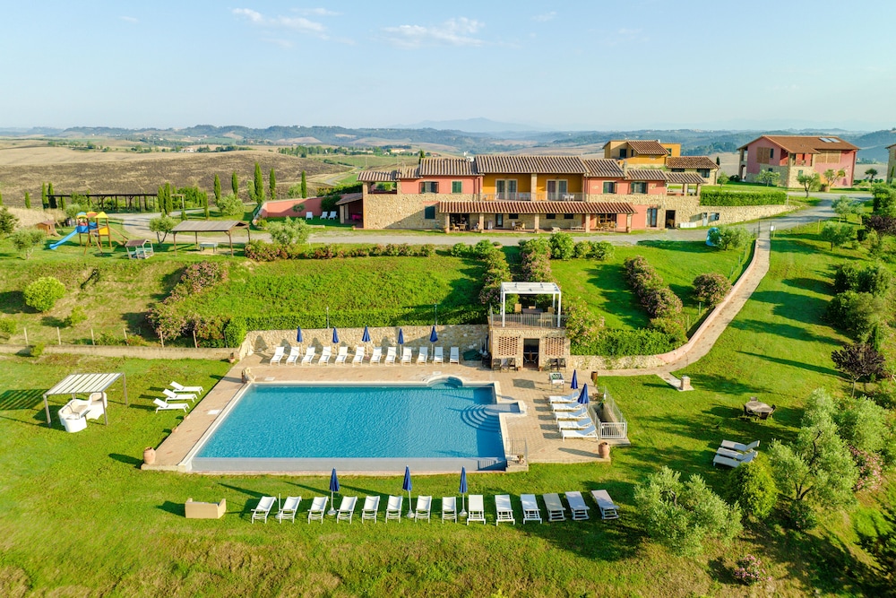Agriturismo Pompilia — 4-Star Luxury Hotel in Volterra, Italy