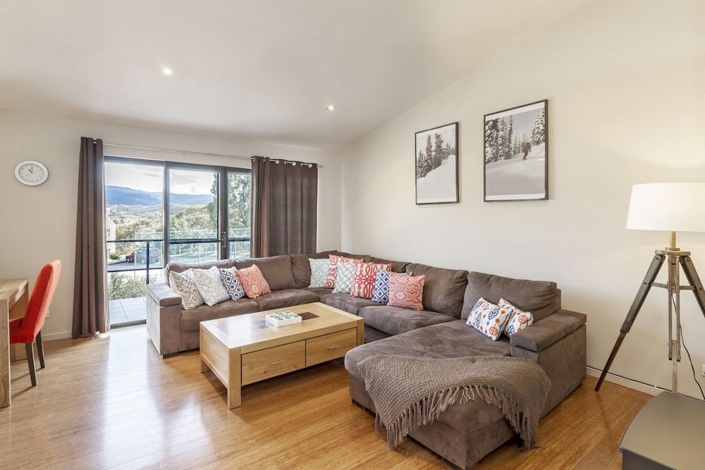 Khione 1 Modern & spacious with views towards Lake Jindabyne & the mountains beyond — 4-Star Luxury Hotel in Jindabyne, Australia