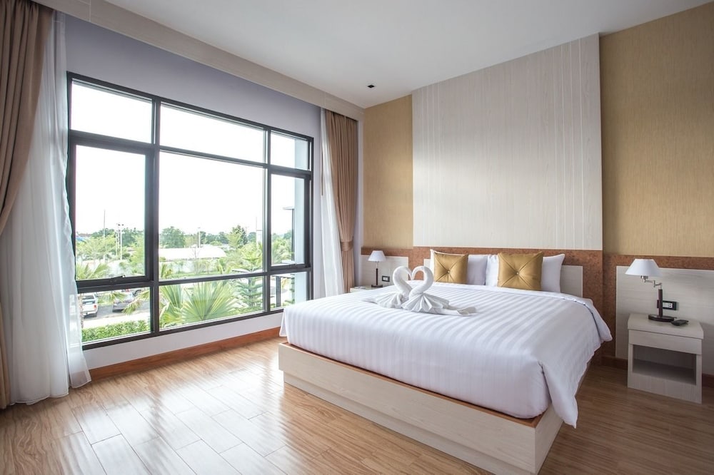 Eireann Boutique Hotel — hotel in Prakhon Chai