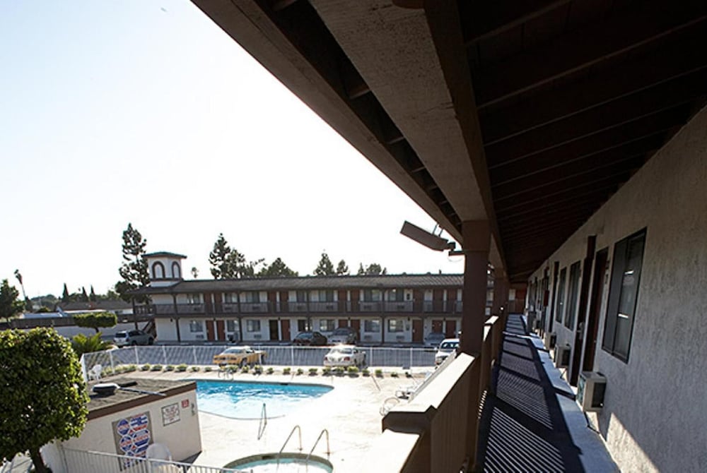 E Z 8 Motel Newark - photo 17