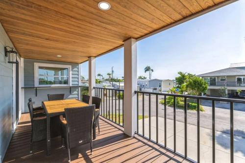 3 Bdrm Ocean View Condo — 4-Star Luxury Hotel in Bradenton Beach, United States