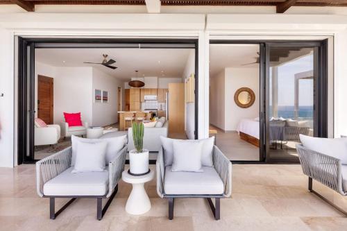 Beautiful Beachfront Condo Five Star Amenities — 4-Star Luxury Hotel in El Pescadero, Mexico