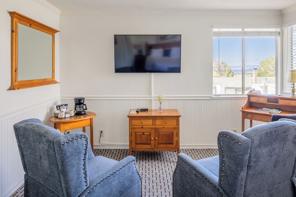 Carmel Fireplace Inn - photo 35