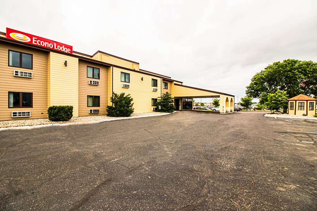 Econo Lodge Watertown - photo 5