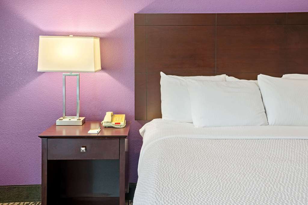 La Quinta Inn & Suites by Wyndham Houston Magnolia - photo 13