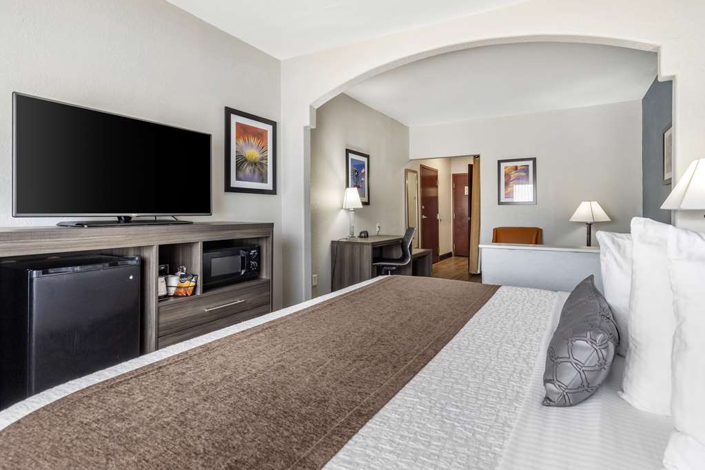 Best Western Plus Victoria Inn & Suites - photo 24