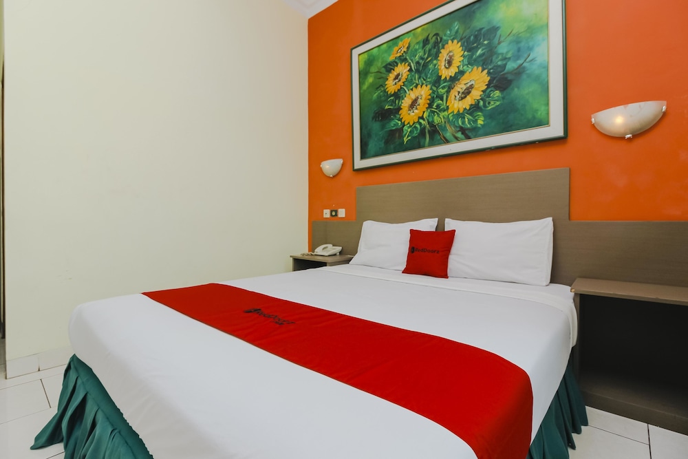 RedDoorz Plus near Alun Alun Kejaksan Cirebon in Cirebon, Indonesia